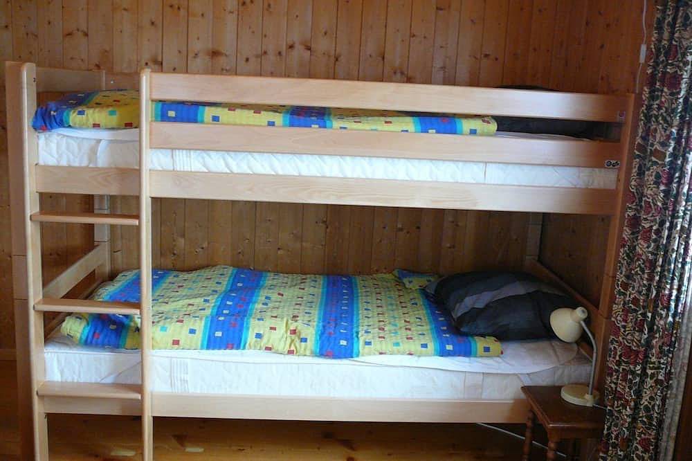 Außen: Chalet von ca. 132m2, für 10 Personen, mit Garten und Gartenmöbeln -Innen: Wohnzimmer mit Ess in Chandolin, Anniviers