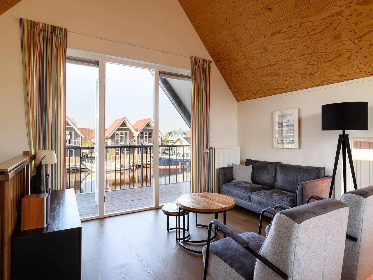 Urlaub am Wasser mit Blick auf den Yachthafen in Friesland
