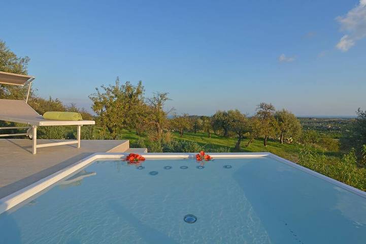 Villa pour 3 personnes, avec jardin et jacuzzi, animaux acceptés à Noto