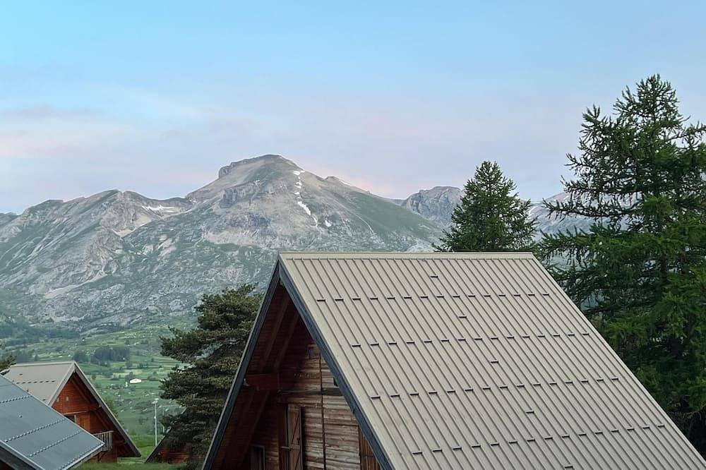 Cosy 6/9-person chalet close to the slopes, with sauna, pool and fireplace. in La Joue du Loup, Le Dévoluy