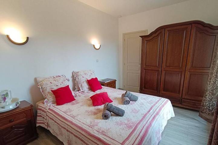 Location de vacances pour 2 personnes, avec jardin et piscine à Milhac - 2