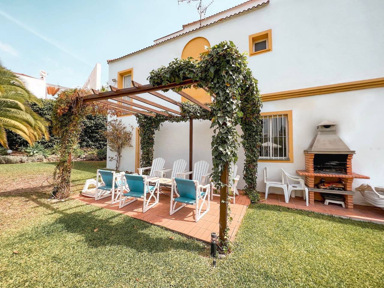 Schöne Villa, großer Pool und Garten in Nueva Andalucia Golf Valley, Marbella