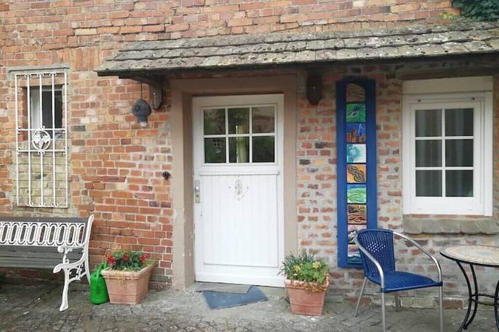 Ferienwohnung für 2 Personen, mit Terrasse und Whirlpool sowie Garten