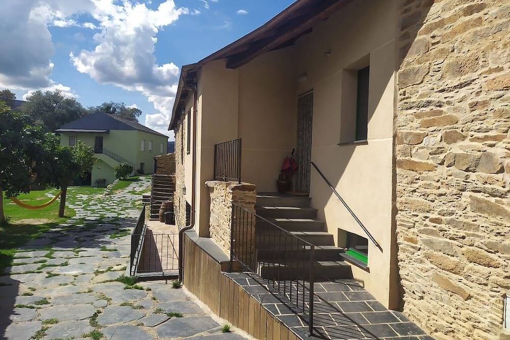Casa Tradicional con Jardín y Vistas a la Montaña. Eco dos Teixos in Carballeda de Valdeorras, Ourense Region