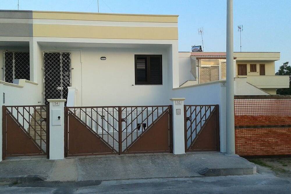 Appartamento intero, Ampia villetta a schiera appena ristrutturata, con condizionatore in camera in Torre San Giovanni, Golfo di Taranto