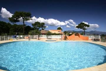 Gîte pour 4 personnes, avec terrasse et piscine à Borgo