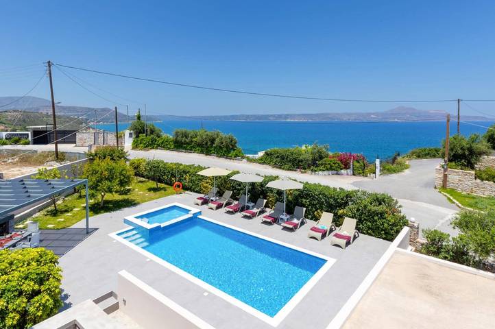 Villa for 8 people, with garden in Almyrida