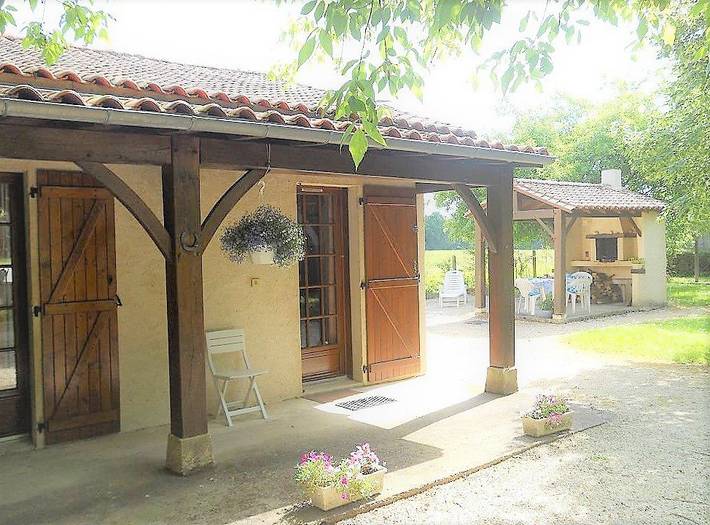 Gîte pour 4 personnes, avec terrasse et jardin à Douchapt