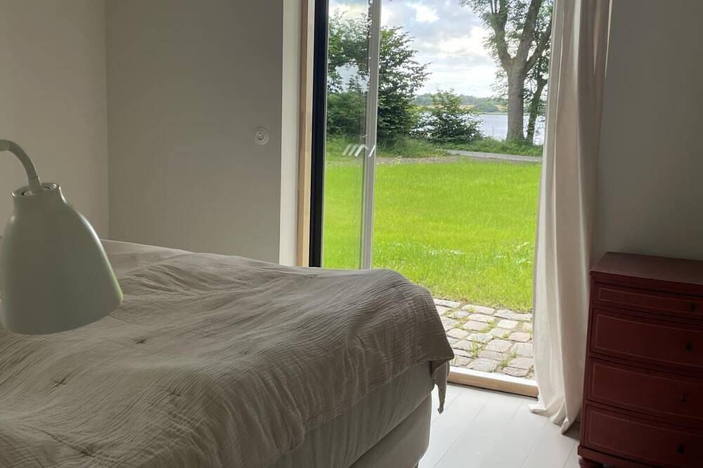 Im ruhigen Ulsnis befindet sich das „Bootshaus“ mit viel Natur ums Haus herum, gleich hinter der Remise am Fährhaus, dazu ein eigener Garten von ca. 1000m² , der sich aktuell noch in der Wachstumsphase befindet, Natur pur in Ulsnis, Grünes Binnenland