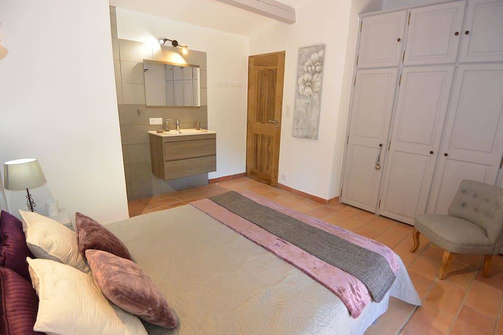 Alpilles Luberon, climatizada Spa Jacuzzi Piscina climatizada Petanca Futbolín in Plan-d'Orgon, Region de Arles