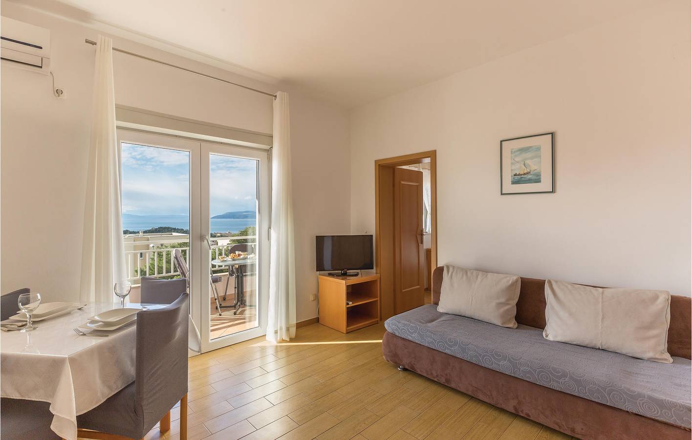 Entire holiday apartment, Modern Apartment with Terrace, 800m to Makarska Center & 700m to Coast in Makarska, Makarska Riviera