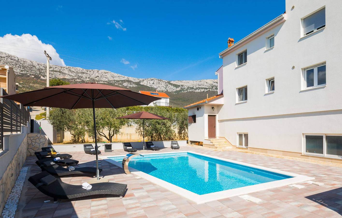 Ruhiges Apartment mit Meerblick und Pool in der Nähe von Kastel Gomilica in Kastel Sucurac, Kaštela