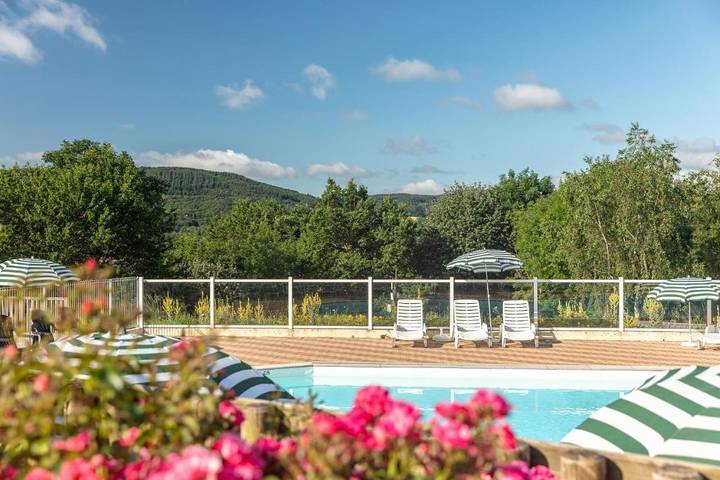 Camping pour 6 personnes, avec vue ainsi que jardin et piscine, animaux acceptés
