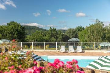 Gîte pour 6 personnes, avec jardin ainsi que vue et piscine, animaux acceptés dans Lac du Laouzas