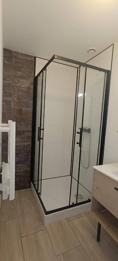 Appartement de vacances entier, Chambre indépendante avec Sdb in Parigné-l'Évêque, Sarthe
