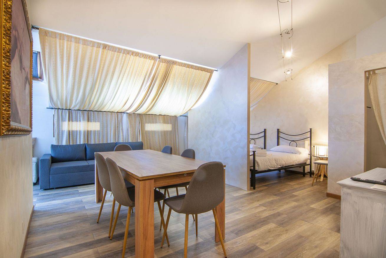 Entire apartment, Charming and spacious apartment, two stones' throw from the Arena, suitable for romantic couples, families and groups of up to 7 people. in Centro Storico di Verona, Verona