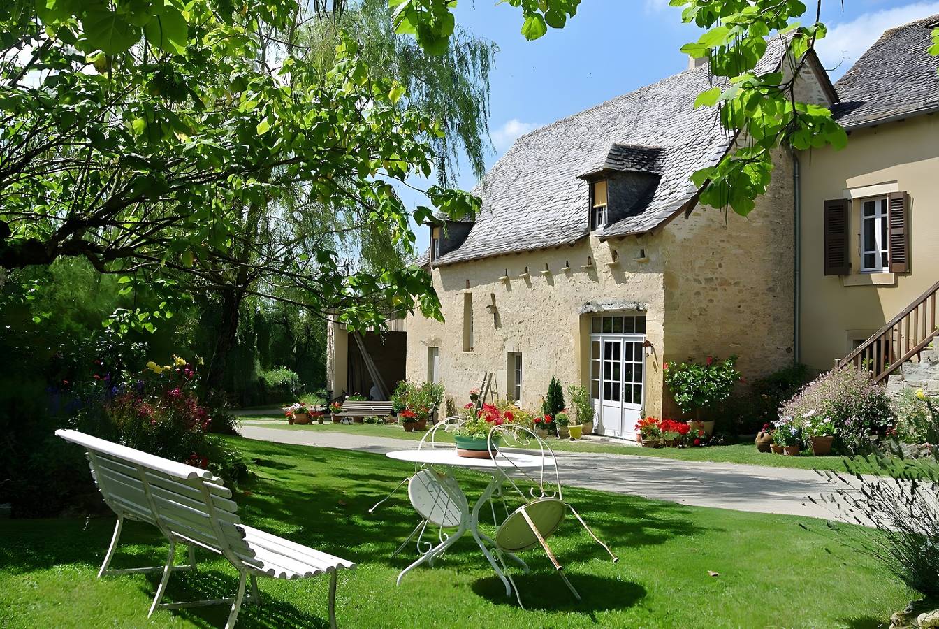 Chambre d’hôtes « La Grange De La Bonaurie - Havane » avec terrasse et jardin partagés in Anglars-Saint-Félix, Aveyron