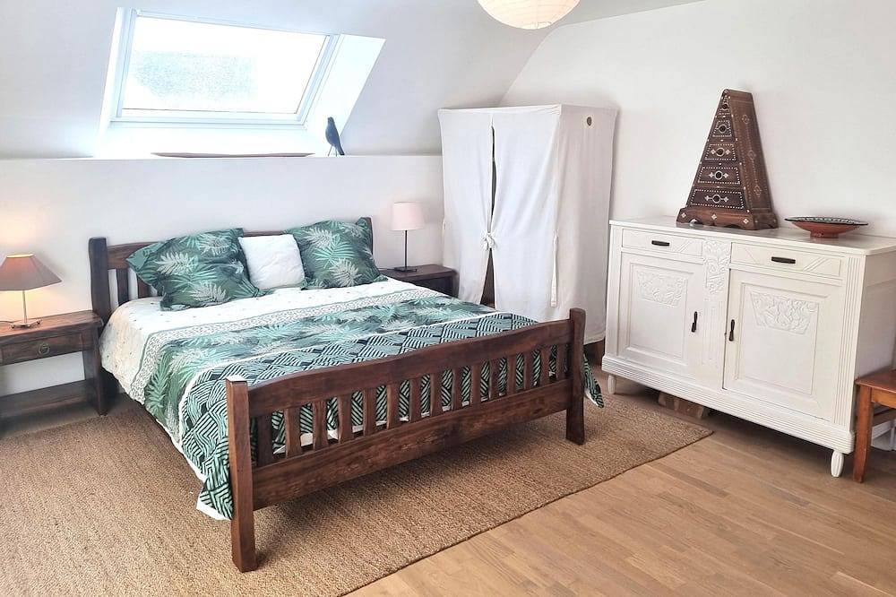 Romantic stone house in Brittany (Morbihan) for up to 8 people, near the coast in Locoal-Mendon, Côte des Mégalithes