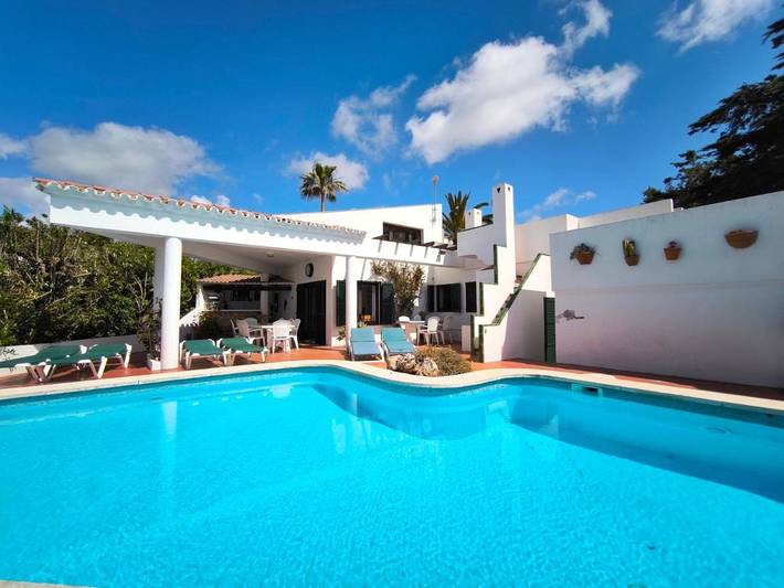 Casa de vacaciones para 8 personas, con piscina además de vistas y jardín en Binisafua