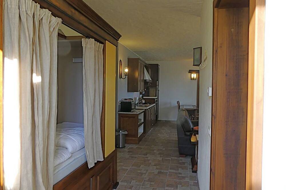 Appartement entier, Belle maison de vacances en pierre avec grand jardin privé in Mombarcaro, Langhe