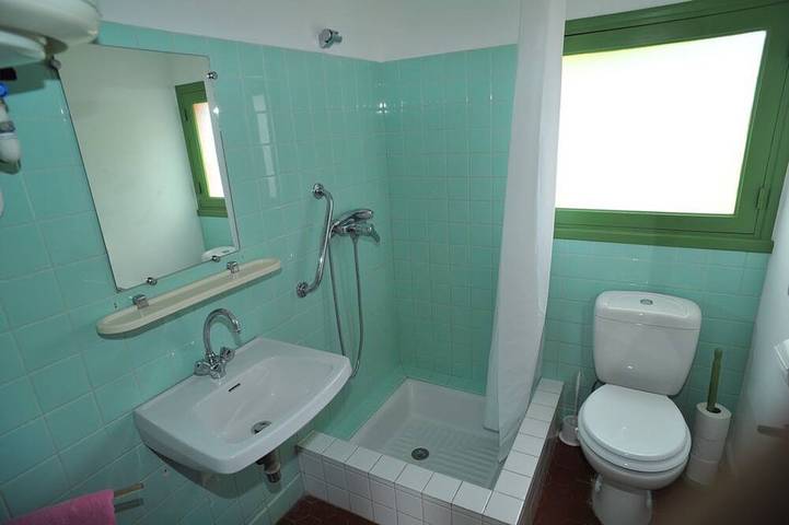 Location de vacances pour 2 personnes, avec terrasse et jardin dans Plage de la Bouillabaisse - 3