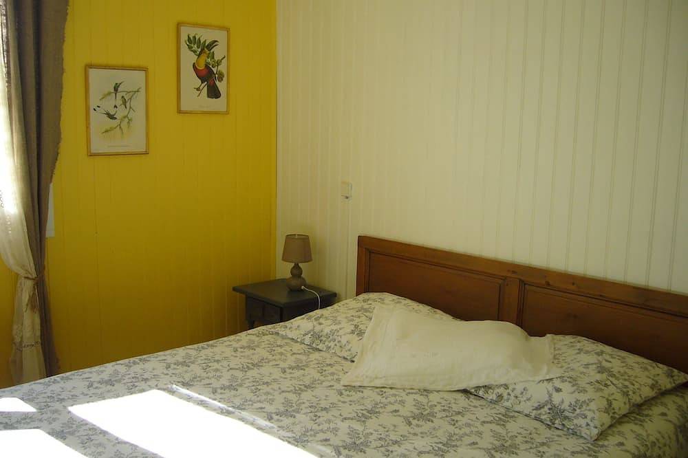 House 10 mn walk from the city center with shaded garden, olive trees. in Uzès, Nimes region