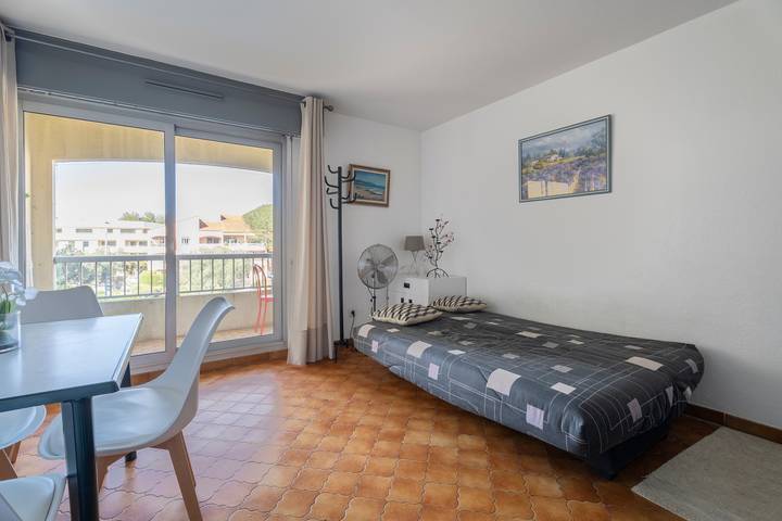 Entire studio, Studio for 4 People with Balcony, 10 Minutes from the Beach, in the Heart of the Village in Saint-Mandrier-sur-Mer, Mediterranean Coast (France)