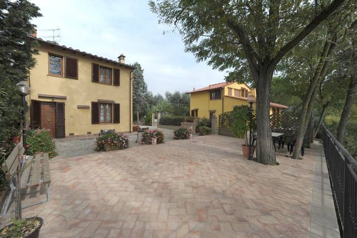 Agriturismo per 6 persone, con Terrazza e Giardino nonché Piscina e Panorama a Castelfiorentino