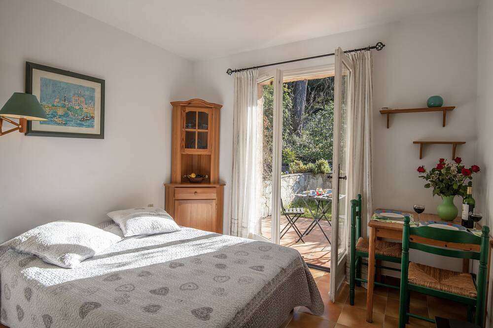 Entire apartment, In villa, charming studio 2 pers with terrace in St Paul de Vence in Saint-Paul-de-Vence, Cannes region