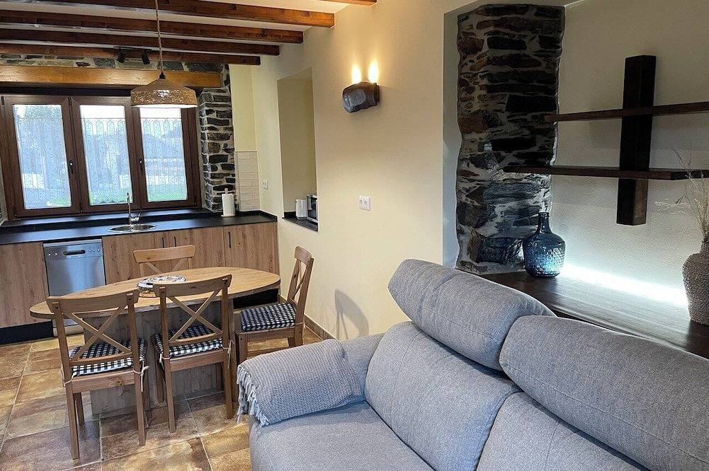 Entire apartment, La Curtia Del Neto; ideal for families, 1 km from the beach of Porcía, El Franco in El Franco, Costa Verde (Spain)