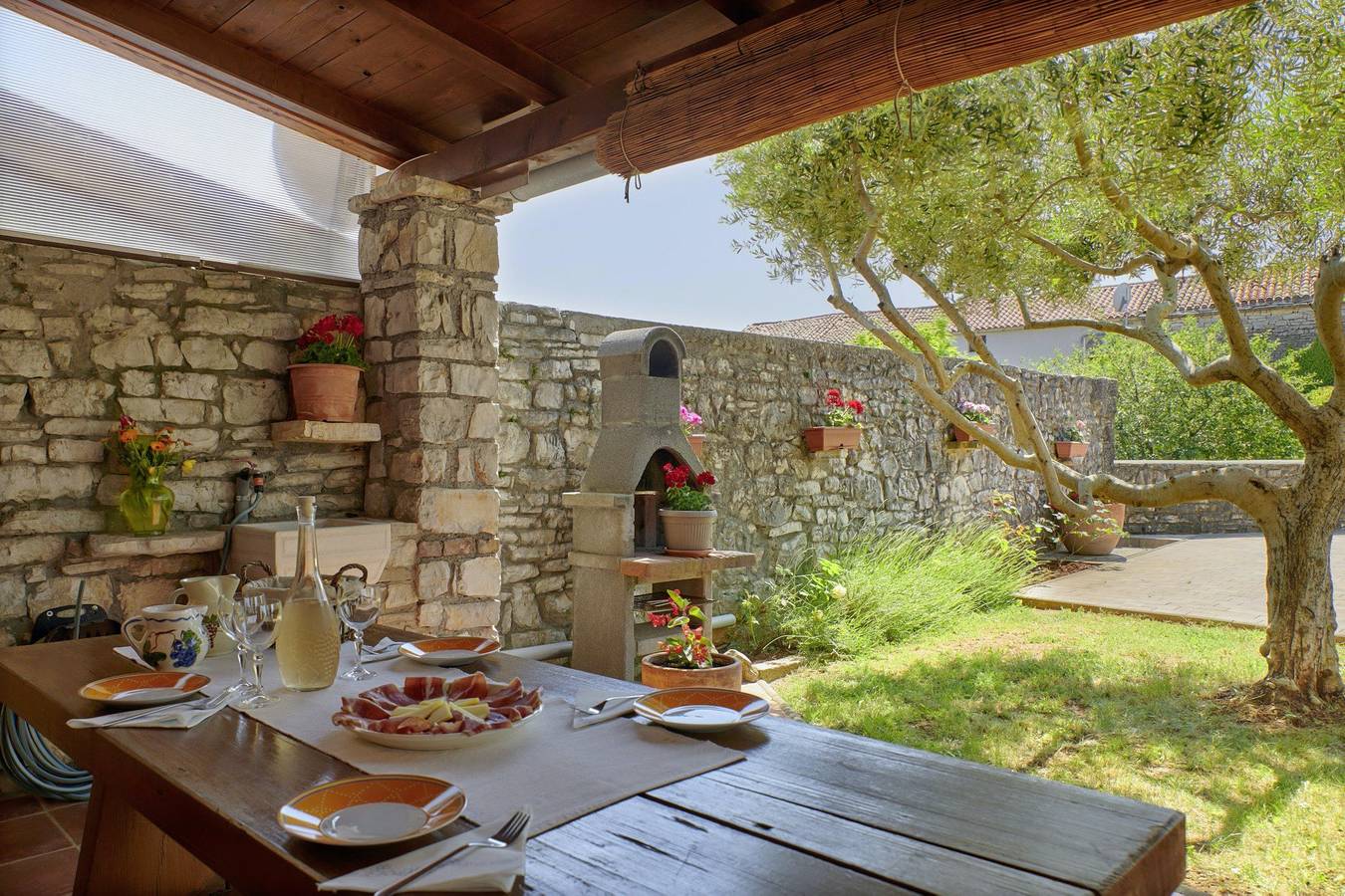 Ferienhaus Orihi * 2000 m2 eingezäunter Garten, überdachte Terrasse in Barban, Südküste Istrien