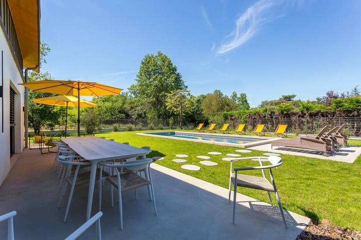 Location de vacances pour 10 personnes, avec jardin ainsi que piscine et vue à Écully - 4