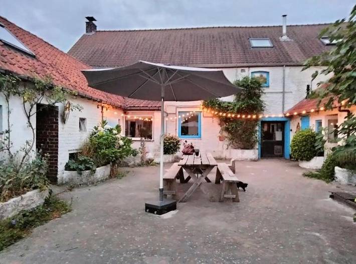 Gîte pour 3 personnes, avec piscine et jardin ainsi que terrasse et vue à Zwalm