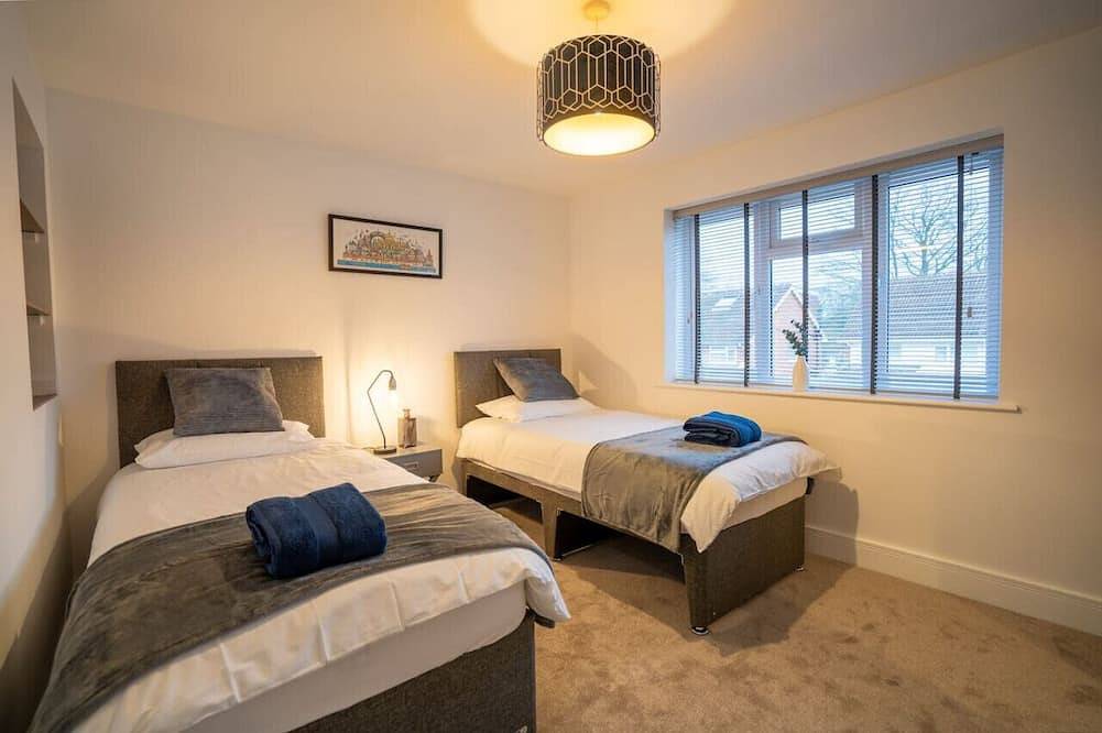 Entire apartment, Skyway First Floor Apartment is a 2 bedroom apartment with parking in Three Bridges in Crawley, West Sussex