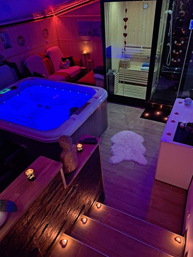 Location de vacances pour 4 personnes, avec sauna et vue ainsi que piscine et jardin à Audincourt