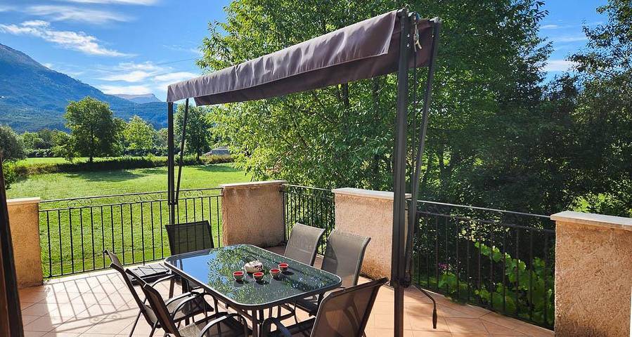 Gîte pour 6 personnes, avec Terrasse ainsi que Jardin et Vue