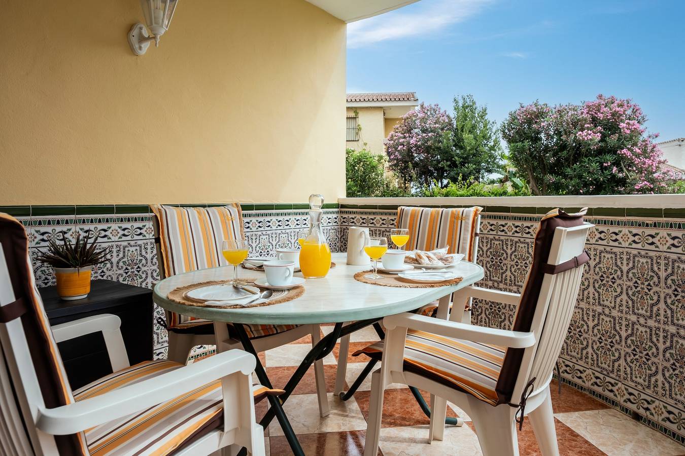 Apartamento entero, Apartamento 'Los Rubios Playa' con terraza privada, jardín compartido y Wi-Fi in Torre de Benagalbón, Rincón de la Victoria