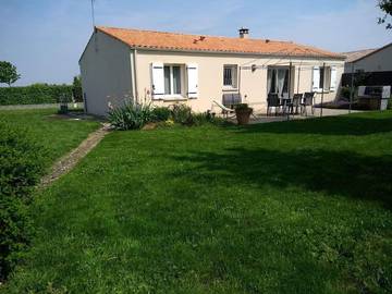 Gîte pour 5 personnes, avec jardin et vue dans Aigondigné