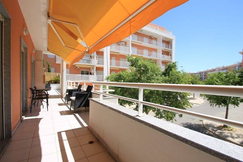 Apartamento entero, Playa distancia a pie, gran piscina, Hugeterrace, capacidad para 4 in Armação de Pêra (costa), Distrito de Faro
