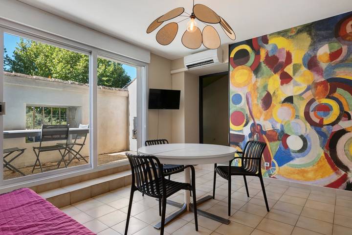 Appartamento intero, Gîte Robert Delaunay con Wi-Fi a Vallon-Pont-d'Arc in Vallon-Pont-d'Arc, Gorges de l'Ardèche