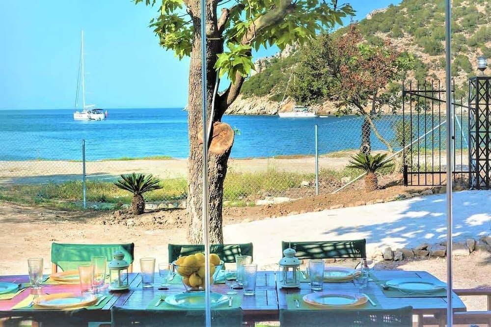 Private Beachfront House Irene Mare, Serene Views in Poros