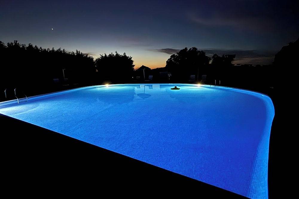 Pouso Du’Vagar is located in Cuba (Baixo Alentejo). The house is a spacious V4. in Cuba, Beja Distrikt