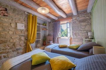 Gîte pour 8 personnes, avec terrasse à Fau-de-Peyre