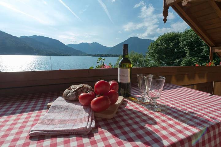 Entire apartment, Vacation apartment 3 - Seerose am See - Dream vacation directly on Lake Tegernsee in Bad Wiessee, Bavarian Alps