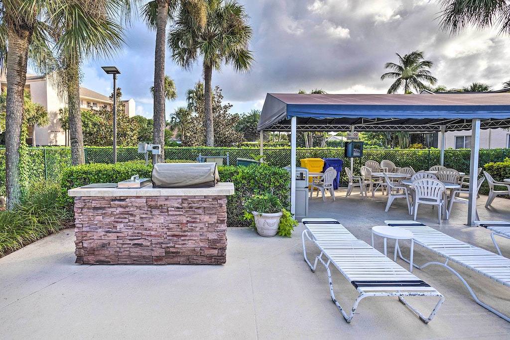 Ganze Wohnung, Jupiter Bay Condo w/ Pool < Half Mile to Beach! in Jupiter, Palm Beach County