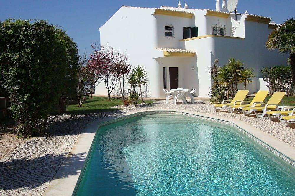 Luxury 3 bed Villa with large private pool & gardens,10 mins walk to the beach in Praia da Luz, Faro District