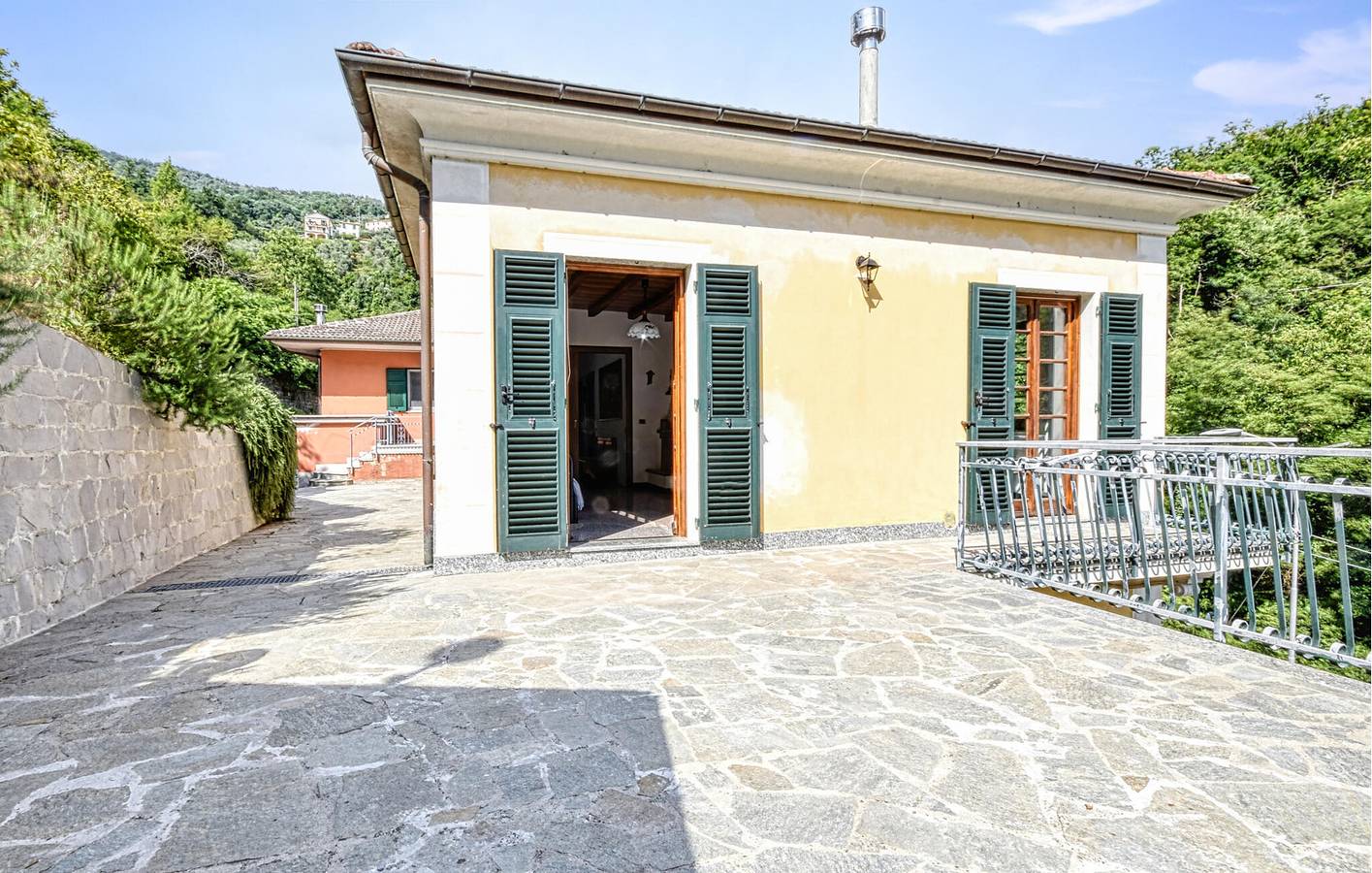 Accogliente appartamento con terrazza e parcheggio, vicino al centro città in Ne, Riviera di Levante