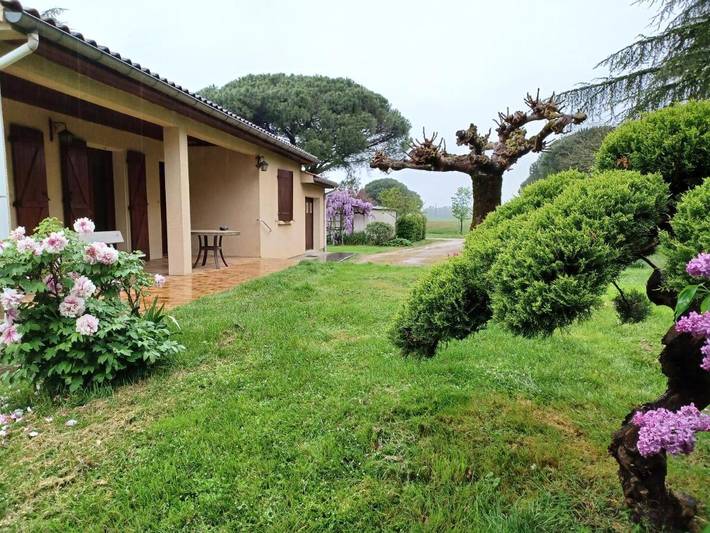 Location de vacances pour 6 personnes, avec Terrasse ainsi que Jardin et Vue à Brens