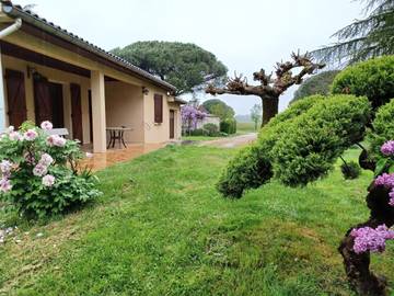 Location de vacances pour 6 personnes, avec jardin ainsi que vue et terrasse à Brens