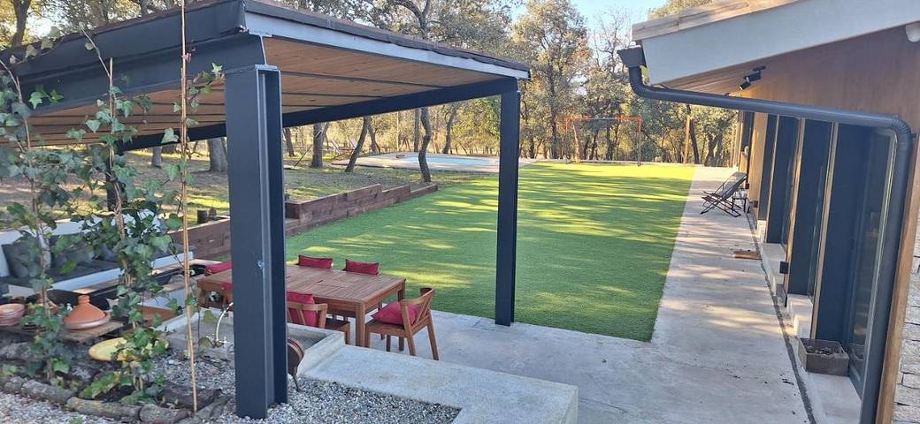 Casa rural para 8 personas, con vistas además de jardín y piscina, Se admiten mascotas en Osona